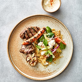 Mixed grill met taboule, Griekse salade en ailoli Mixed grill met taboule, Griekse salade en ailoli